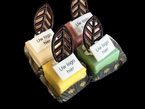 Petit fours met logo